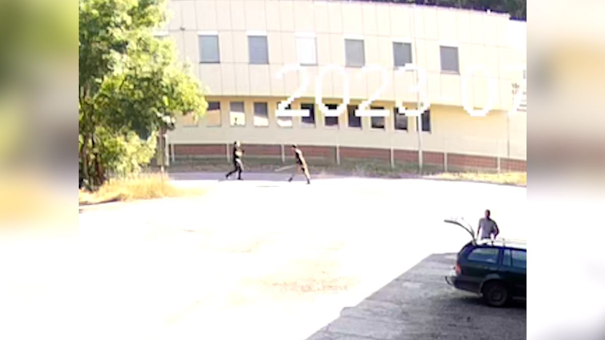 Muž s tyčí naháněl strážníka v Břeclavi, ten ho postřelil. Policie hledá svědky